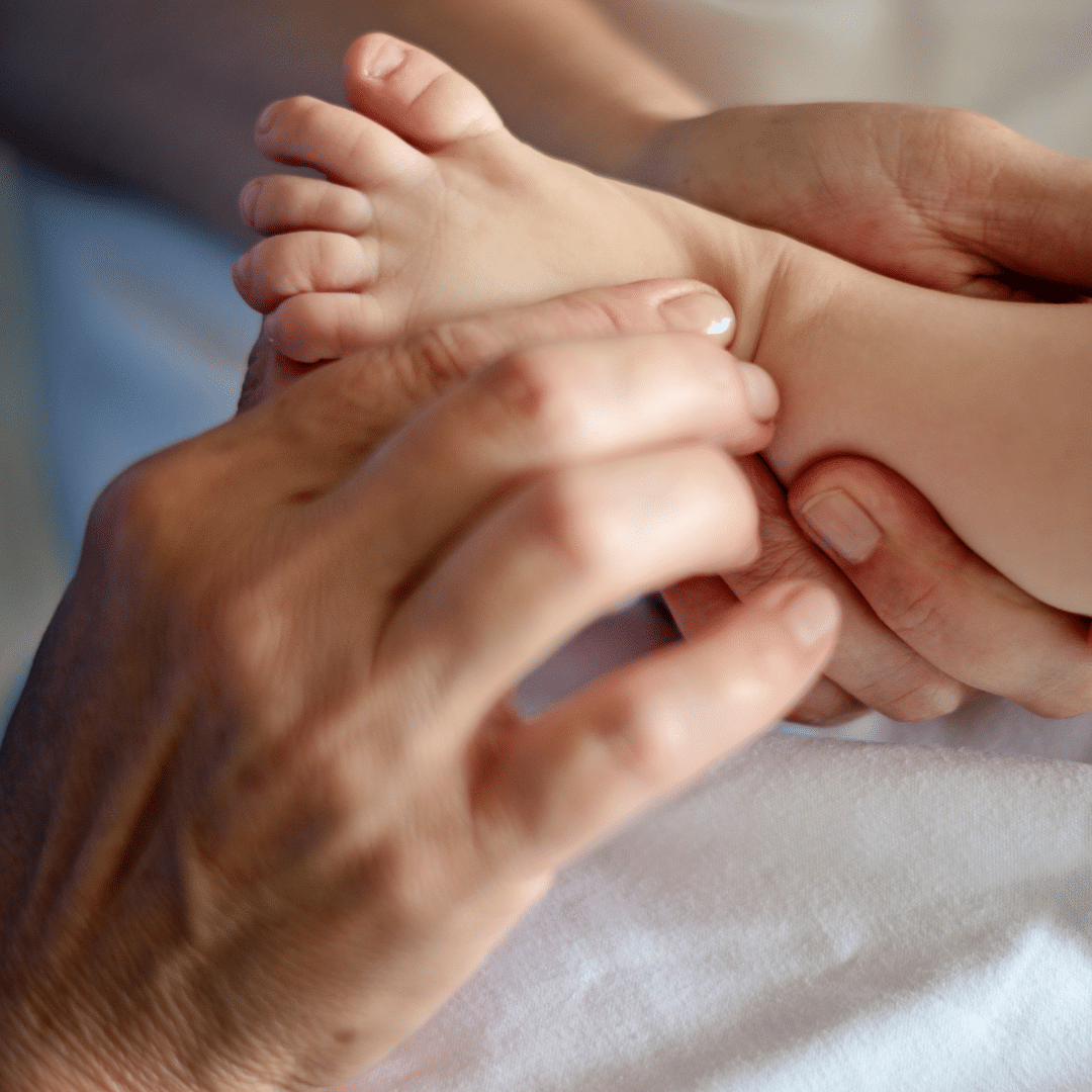 Doc Blackstone usando tui na pediatricoen el pie. Doc Blackcstone performing pediatric tui na on a child's foot